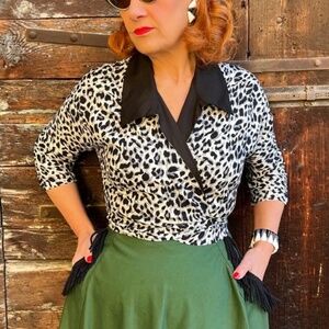 Retro Vintage Style Cropped Wrap Top, Black White Grey Leopard Print, Size Large